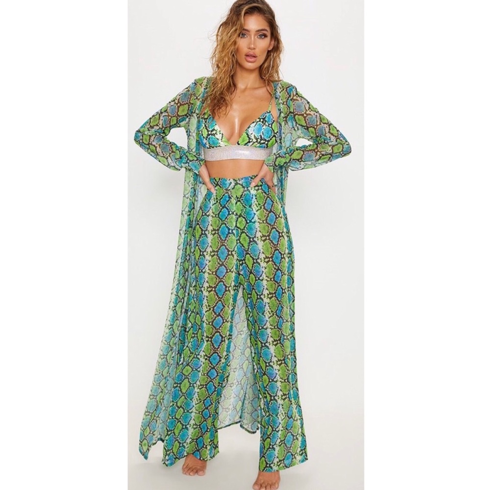 PRETTY LITTLE THING Green Snake Beach Print